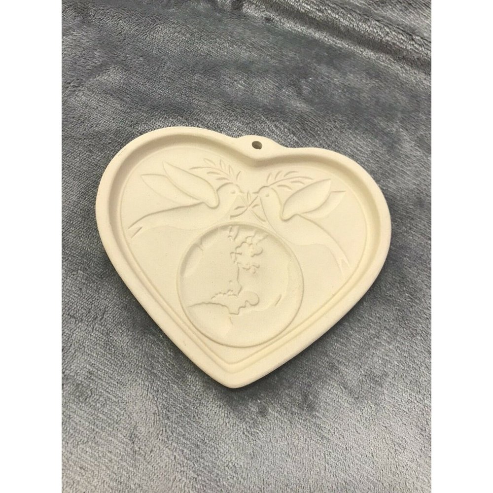 PAMPERED CHEF Heart 2002 Peace on Earth Family Heritage Stoneware Cookie Mold